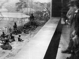 Давайте не путать "этнографические деревни" и "человеческие зоопарки". В зоопарках негры содержалсь в клетках и были лишены свободы передвижения. 
Известен случай, когда Бисмарк пришёл посмотреть в Берлинский зоопарк на негра, помещённого в клетку с гориллой: Бисмарк и вправду спрашивал смотрителя заведения, чтобы тот показал – где на самом деле в этой клетке человек. 
"Зоопарки" были даже в США, хотя там своих негров было пруд-пруди. Просто с США в зоопарках содержали пигмеев.