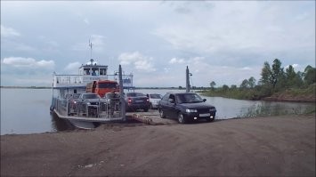 Яндекс навигатор всегда думает о нас! Шадринское направление выбирает как будто там дороги есть. В самом Шадринске тоже место находит  где надо по односторонке против шерсти ехать.  В Казахстане  без живого проводника вообще нечего делать. Под Махачкалой он настырно предлагал свернуть с трассы и прокатиться с ветерком по барханам. В Турции объехать оползень накрошивший на первую линию трёхполосной дороги метров 20, по горам 15 км. 
Платных дорог избегает, даже когда эта опция отключена. Оказываешься в глиняном расколбасе  наравне с тракторами. В одном месте мы до паромной переправы доехали. Альметьевск - Актаныш - Нефтекамск Там таблетка по 10 машин раз в 4 часа перевозит. Ветер хороший такой, Навигатор рогом упёрся другой дороги нет. Парни решили лагерь разбивать. Но на ветру сомнительное удовольствие. Оценив прелесть палатки я принял решение ехать в объезд. И через 2,5 часа был на другой стороне! 0_0  дорога приличная, трафик не большой. Пол пути навигатор сопротивлялся и предлагал обратно повернуть! Ска программистическая да и только. С другой стороны что б мы без него делали?...Искал деревню в стороне от трассы Бикленищево. Он ведёт по идеальной прямой я сомневаюсь. 50 км до адреса заезжаю заправиться. - Бикленищево? Не не слышали. Название прикольное запомнили бы....
Я задумался... Следующая деревня 20 км. до Бикленищево, про Бикленищево ни кто и слыхом не слыхивал.  0_0 Мандраж не то слово. И заправки здесь нет С учётом поисков возможно на сухую встану,  обратно не вернуться уже! Еду  15 км. лес кругом, 10 - лес, 5 - лес ..... вывеска Биклинищево! Так что иногда, чисто случайно - только он один дорогу знает.