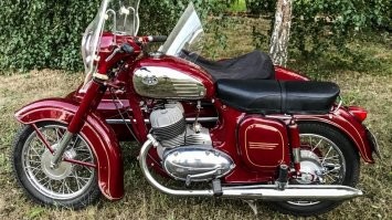 Возможно путаю с этой моделью. 
Да, там был бак хромированный как на этом фото. И родня часто упоминала коляску с ним, которая похоже и пострадала безвозвратно во время аварии.