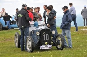 Некоторые группы коллекционеров не считают машиной, то что реставрировано. Как-то встретил группу таких людей на своих ну оооочень редких авто. Все они были в родной краске и на ходу)) Каждый год они делают пробег на них, в колоне всегда едет несколько техничек и бензовоз со специальным бензином для них, т.к. современный бенз для них не подходит категорически...