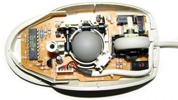 Ничено. Просто 2 кнопки. Чистить там надо было не только колесо (появившееся позже), но и шарик, который выполнял роль датчика движения по поверхности))). Вот он, регулярно засерался.
Хотя, по тем временам, никого это не парило.