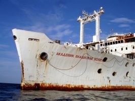 Не существовало в жизни никакого "академика" Владислава Волкова.

Но был космонавт Владислав Волков, дважды Герой Советского Союза, трагически погибший 30 июня 1971 г. вместе Георгием Добровольским и Виктором Пацаевым при спуске космического корабля "Союз-11". Их именами и были названы в 1978 г. три судна СКИ ОМЭР.

А вот и актёр - корабль слежения "General Hoyt S. Vandenberg" (США):