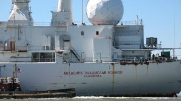 Не существовало в жизни никакого "академика" Владислава Волкова.

Но был космонавт Владислав Волков, дважды Герой Советского Союза, трагически погибший 30 июня 1971 г. вместе Георгием Добровольским и Виктором Пацаевым при спуске космического корабля "Союз-11". Их именами и были названы в 1978 г. три судна СКИ ОМЭР.

А вот и актёр - корабль слежения "General Hoyt S. Vandenberg" (США):