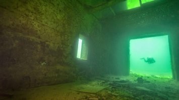 Карьер Румму, под Таллинном. Затопленная тюрьма. И, да, там купаются.