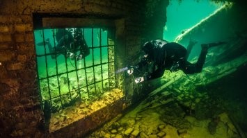 Карьер Румму, под Таллинном. Затопленная тюрьма. И, да, там купаются.