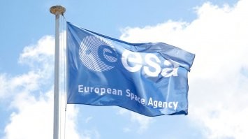 Четвёртый -- флаг Европейского космического агентства.