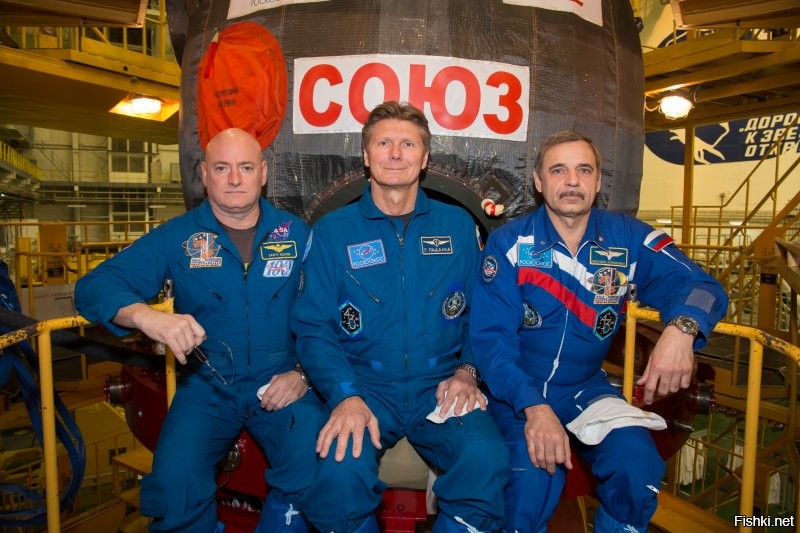 Геннадий Падалка, Михаин Корниенко и Скотт Келли. Да, это именно их техническая видеозапись от старта до стыковки утекла в сеть под названием "Как мужики в космос летали".