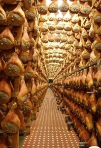 Лучше бы дал короткое описание что за блюдо. Конечно спагетти с тефтельками узнает каждый. А вот часть блюд настолько смелый эксперимент, что не знаешь что и думать. Ну вот например