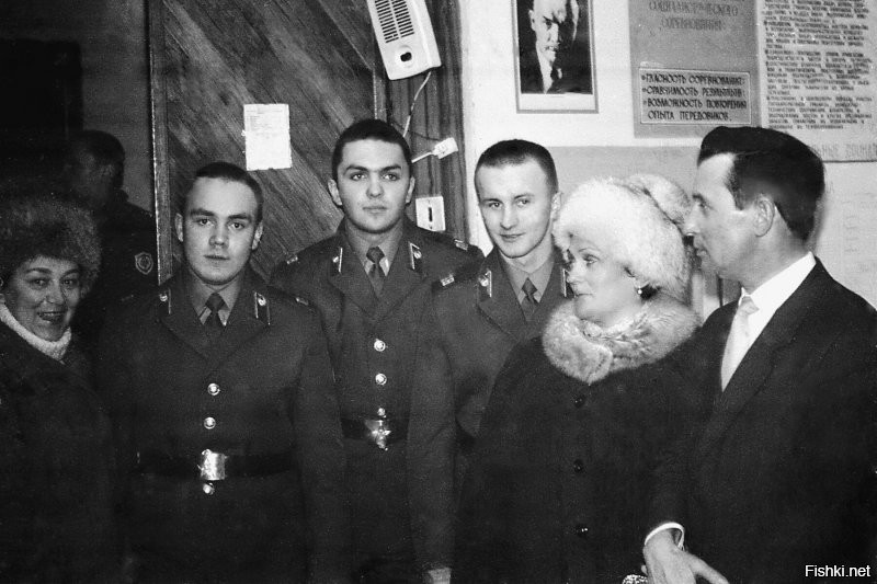 «Скорей бы ужин и отбой, скорей бы дембель и домой»