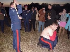 Садо-мазо казаки, журнашлюхи, инстаграмшлюхи, правослабнутая поповщина - вся безумная российская ЛГБТ культура в одном фото! Депутати и чиновника только нетути.