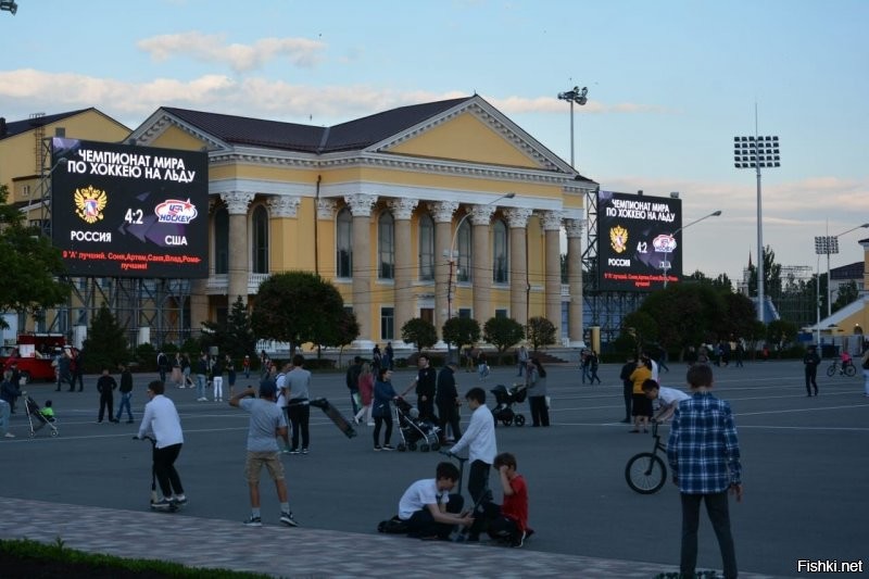 На центральной площади Ставрополя два парня катались на велосипедах, когда к ним подошли лица казачьей ориентации с вежливым вопросом: «Чё вы здесь катаетесь, для вас строили?!» ------------------  да лан ? :)
