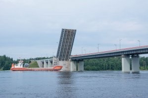 7-10 метров там примерно, только если не у берега конечно. Суда пониже спокойно шныряют под неразводными пролётами. Есть на Неве ниже по течению Ивановские пороги, но в 70-х там произвели дноуглубительные работы с целью увеличения ширины фарватера. Нева имеет протяжённость всего 74 км, но при этом очень полноводная