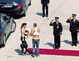 Сейчас маску снимет,а там король Таиланда
Слышал что он очень оригинальный чел.