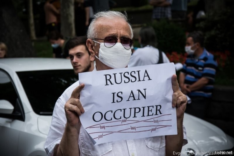 По какой причине здесь надпись на английском, если они хотят донести информацию до русских людей, Почему бы не писать это на русском языке, если они хотят донести информацию до грузинских людей, Почему бы не писать тогда эту надпись на грузинском языке. Похоже на то что эта информация  для своих хозяев  которые не говорят ни на русском ни на грузинском