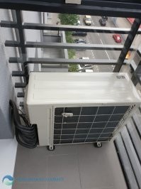 Кондиционер, привешенный снаружи к историческому фасаду и нависающий над головами прохожих - это действительно уродство. Прячьте его - ну, хотя бы на балконе.