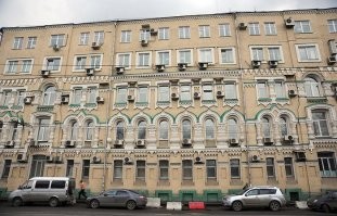 Кондиционер, привешенный снаружи к историческому фасаду и нависающий над головами прохожих - это действительно уродство. Прячьте его - ну, хотя бы на балконе.