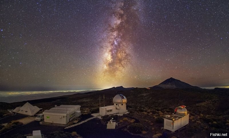 Млечный Путь над обсерваторией Тейде на острове Тенерифе, одной из крупнейших астрономических обсерваторий в мире. Это одно из лучших мест на нашей планете для наблюдения за небом, здесь прекрасные астроклиматические условия.