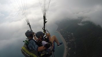 Всем привет. Вернулся только вчера из Абхазии. Только факты и личные ощущения.
Останавливались в Апсаре, пос. Лдзаа, за Пицундой. Брали два номера, ездили пятером. 
Отель 105000 с полным пансионом. ( с турецким не сравниться конечно, но в целом неплохо)
Перелет Москва-Сочи 86000 на уральский авиалиниях (туда задержка около часа, назад больше двух)
10000 трансфер в отель и обратно
70000 там потратил ( аренда авто, рестораны, кафе, вино, экскурсии, полеты на параплане над гаграми, аквапарки.)
Мне очень понравилось. С хамством я нигде не сталкивался. Все приятные, общительные. Спросил по стрельбу в кафе- они говорят, что уроды везде есть.