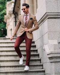 Ещё и брюки - в обтяжку и покороче + голые лодыжки...
А у Кузмича ещё - ничего так...