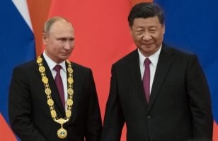 С.Корея - показательный пример тесного "взаимовыгодного" содрудничества с Китаем. Вождь жирует, народ голодает. Большая часть внешней торговли приходится на Китай, Китай же гарантирует защиту режиму чтобы не допустить объединение корейцев и усиление соперника. Пока все идет к тому, что русским по мере нарастания изоляционизма от развитого мира готовится сценарий подобной дружеской опеки и поддержки могучего соседа.
Про распространенное убеждение, что подавление студенческих протестов в 89 и сохранение существующей идеологии якобы обеспечило основу китайского экономического "чуда". В те же годы в Ю.Корее также происходили студенческие протесты против авторитарной власти, но они закончились победой восставших. Теперь смотрим на список стран по ВВП по ППС на человека, видим, что до уровня Кореи Китаю как до Сеула раком. Даже "предавшая социализм" Россия впереди. И конечно стоит сравнить,  какие места в рейтинге у трудолюбивых китайцев из стран никогда не болевших коммунистичесокй заразой - Тайвань, Сингапур, Гонконг, Макао.