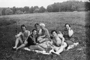 Атмосферные фото. Добавлю из своего домашнего архива...
Июль-август 1984. Отдых возле пруда в Подмосковье (Барыбино). На фото неизвестные мне отдыхающие.