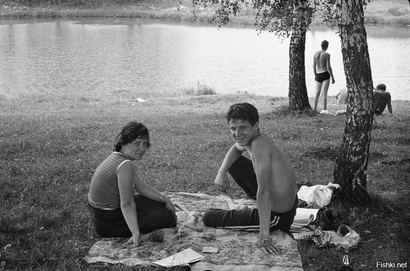 Атмосферные фото. Добавлю из своего домашнего архива...
Июль-август 1984. Отдых возле пруда в Подмосковье (Барыбино). На фото неизвестные мне отдыхающие.