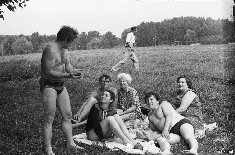 Атмосферные фото. Добавлю из своего домашнего архива...
Июль-август 1984. Отдых возле пруда в Подмосковье (Барыбино). На фото неизвестные мне отдыхающие.