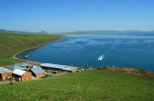 В каких болотах и ямах? Окстись. Всю жизнь в деревнях рыбачили и купались в "сетях" прудов и запруд. И для тупых - церкарии прекрасно живвут в чистых озерах и медленных реках. Ключевая фраза, не стоячая вода, а утки Я вот тут их первый раз словил, на фото. Ой какое болото да.