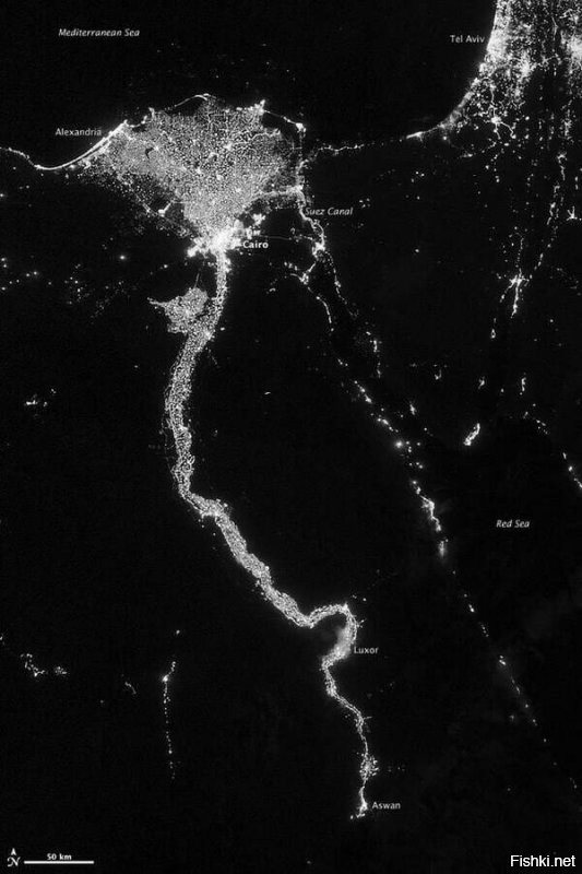 Такие снимки появились после того, как кому-то в голову пришло, что ночные снимки из космоса могут наглядно показать уровень развития (индустриализации) стран.