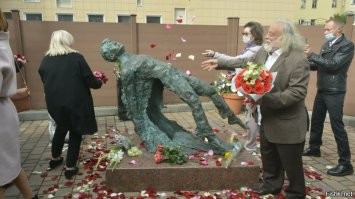 Я уверен. Это всё делается целенаправленно, стоит задача обгадить и унизить всё советское, русское, культуру нашей страны, чтобы молодое поколение относилось с отвращением к этим фильмам, поэтам, сказкам(это западные технологии, платят за это всё англосаксы....помогает им, российская либерасня и 5-тая колонна). 
Смотрите как либерасне весело, это же ритуал какой то прямо, шабаш, лепестки какие то разбрасывают, что к чему..,или это такой юмор от "шендыровичей" всяких?