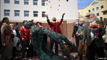 Я уверен. Это всё делается целенаправленно, стоит задача обгадить и унизить всё советское, русское, культуру нашей страны, чтобы молодое поколение относилось с отвращением к этим фильмам, поэтам, сказкам(это западные технологии, платят за это всё англосаксы....помогает им, российская либерасня и 5-тая колонна). 
Смотрите как либерасне весело, это же ритуал какой то прямо, шабаш, лепестки какие то разбрасывают, что к чему..,или это такой юмор от "шендыровичей" всяких?