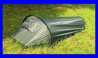 Ежели машина под задом, так хоть шатер с собой тащи...
А ежели ножками - то вот он, наш выбор. В сложенном состоянии размером с 1,5 бутылку, вдвоем с девушкой можно ночевать. С товарищем нежелательно, ночью будете конфликтовать.