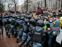 ОМОН уже не тот. В 90ые омон защищал народ от бандитов.


А теперь наоборот.