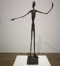 Пример для подражания:
Бронзовая скульптура «Указующий человек» (Pointing Man) швейцарского скульптора и живописца Альберто Джакометти – самая дорогая скульптура, когда-либо проданная на открытых торгах. 2 мая 2015 г. в Нью-Йорке на аукционе Christie's этот лот ушел с молотка за рекордную сумму – $141,285 млн.