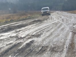 Мудак он. На ровном грунте "Ниву" не испытывают. Я по таким тропкам на "Десятке" гонял.
 Участки а/д М-55 между Канском(Красноярский край) и Тулуном(Иркутская обл.) 2010г.