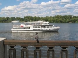 Совсем "ретро". Набережная в Киеве и флаг Украины.