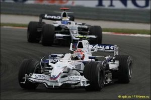 Аэродинамика современных Формул задавлена регламентами. сравни, вот к примеру, формула 2008 года. Здесь аэродинамика намного эффективнее, чем в видео - но ФИА решили, что слишком много почти бесплатной прижимной - незрелищно, ибо машины как по рельсам идут. И все убрали... Так же как убрали лаунч контроль, трекшн-контроль, АБС, в 93 запретили активную подвеску, в 83 - граунд эффект, в середеине 2000-х под запрет попали демпферы масс. Двигатель зарезали за пару десятилетий с 3.6 литра до 1.6... А уж сколько экзотических новшеств было запрещено: от пылесоса и до второй оси передних колес... Скажу прямо, если бы инженерам поставили задачу сделать по настоящему самый быстрый и мощный болид с охренительной прижимной силой - современные болиды Формулы один выглядели бы как Формула 3 по сравнению с 1, и это еще оптимистический прогноз...