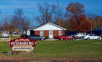 Волга (Volga)   2 города (штаты Айова, Южная Дакота) 
Николаевск (Nikolaevsk)   1 город (Аляска).
Петербург (Petersburg)   12 городов (Аляска, Виргиния, Западная Виргиния, Иллинойс, Индиана, Кентукки, Мичиган, Небраска, Пенсильвания, Северная Дакота, Теннесси, Техас)
Санкт-Петербург (St. Petersburg)   2 города (Пенсильвания, Флорида)