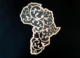 "Я приехал из ЮАР. Американцы спрашивали, говорю ли я на африканском..", - вопрос не такой уж и глупый (если конечно он осознан).

"Die Antwoord" поют на Африкаанс.