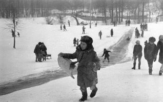 Я знаю это место - это Кузьминки т. н. "Ленинская горка". Каждый год мы скопом её заливали с пацанами. В дали речка "Паномарка", а дальше "запретка".
