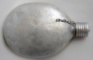 А вот это фляга. Выпускалась с 37 по 41 год. Стеклянные с начала войны - это от нехватки алюминия. Укажите - где с флягой вермахт поработал.