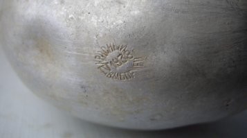 А вот это фляга. Выпускалась с 37 по 41 год. Стеклянные с начала войны - это от нехватки алюминия. Укажите - где с флягой вермахт поработал.