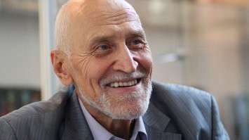 Вот так молодая поросль человека познает на собственной шкуре что доставать людей в интернете безопасней чем в реальной жизни.