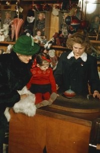 Не люблю раскраски, цвета откровенно ядовитые.
Вот такой свитер, как на девочке, у меня был, только серо-голубого цвета.