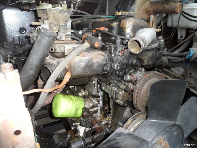 Я как-то на 4215 поймал. Скорость 110 была. Удар! Лампа масла загорелась, сзади белый дым, но не заглох. Газанул - лампа погасла. Останавливаться негде было. Ещё с пол-километра проехал до стоянки, уже перед стоянкой сбросил газ и машина заглохла, на стоянку накатом заехал.
Потом 406 инжектор поставил и забыл.