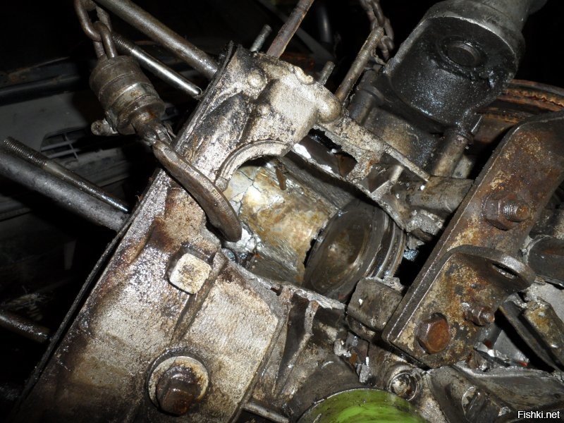 Я как-то на 4215 поймал. Скорость 110 была. Удар! Лампа масла загорелась, сзади белый дым, но не заглох. Газанул - лампа погасла. Останавливаться негде было. Ещё с пол-километра проехал до стоянки, уже перед стоянкой сбросил газ и машина заглохла, на стоянку накатом заехал.
Потом 406 инжектор поставил и забыл.