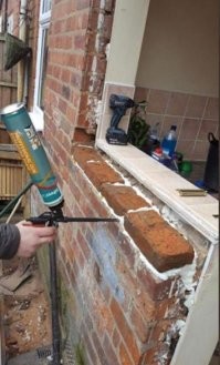 Малорасширяющаяся пена, фактически - монтажный клей, заполняющий пустоты. "Залепуха", конечно, по под установку отлива - сойдёт: "прихватится" и затвердеет за час, в отличие от раствора, а нагрузки под отливом не будет