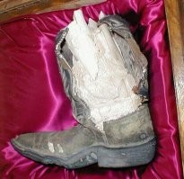 Идут на хер такие 'ученые' археологи с их датировками непонятно какого дерьма. Вот тоже, окаменевшая нога, видимо аннунака, которой 70000 лет... Хотя по факту меньше ста лет этому сапогу с голяшкой.