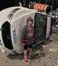 Не знаю что здесь происходит, да и не важно... 
До меня только сейчас, глядя на это фото, дошло,  почему в фильме "Кин-Дза-Дза" полицейских звали Эцилоп (ECILOP)