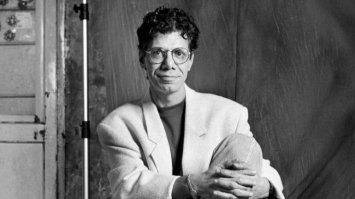 Chick Corea, тот же типаж!
Даже благодаря кудрявым волосам больше похож на еврея, чем шеф Пфайзера. 
Хотя сам итальянец.